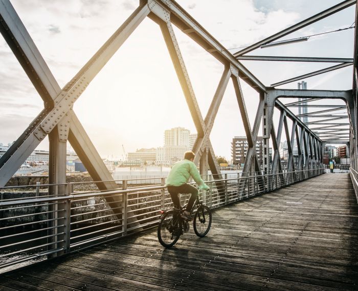 ein Fahrrad fährt über eine Brücke in der HafenCity