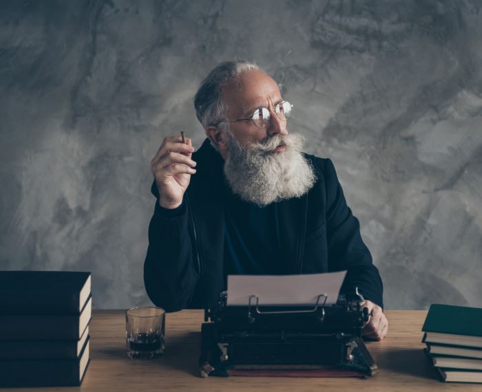 Ein Mann hinter einer Schreibmaschine schaut zur Seite